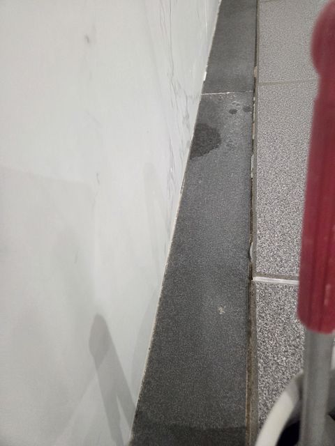 물때를 제거한 목욕탕 대리석·타일·수전