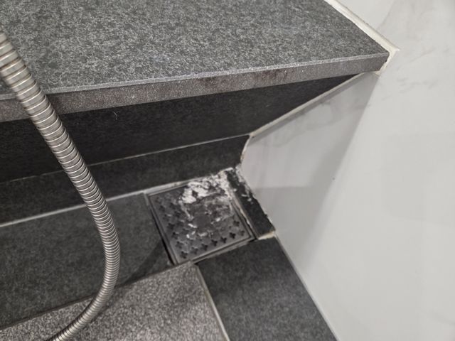 물때를 제거한 목욕탕 대리석·타일·수전