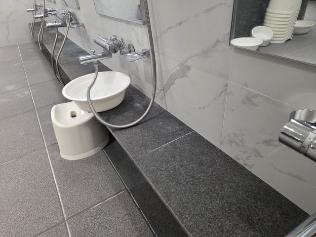 물때를 제거한 목욕탕 대리석·타일·수전