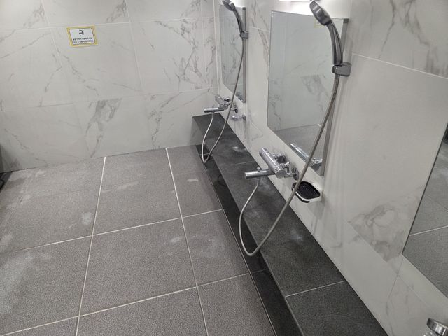 물때를 제거한 목욕탕 대리석·타일·수전