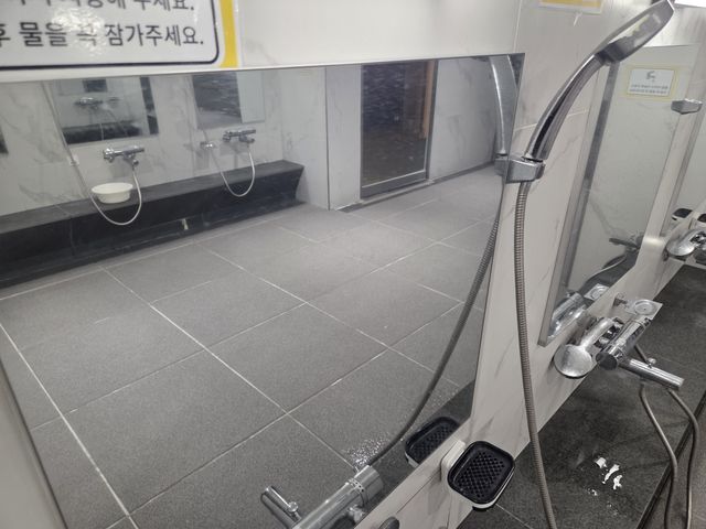 물때를 제거한 목욕탕 대리석·타일·수전