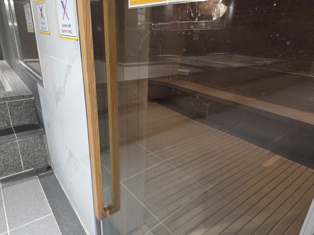 청소를 마친 사우나 목재실 내부