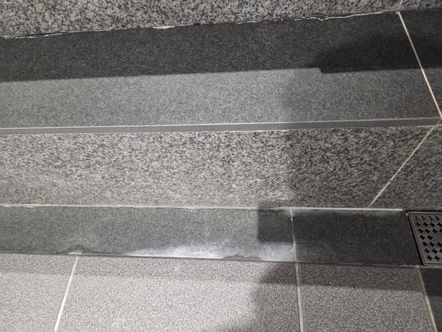 탕 가장자리 석재 턱과 배수구 주변