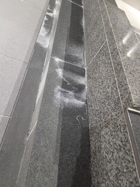 석재 턱에 남은 석회 자국 세척 현장