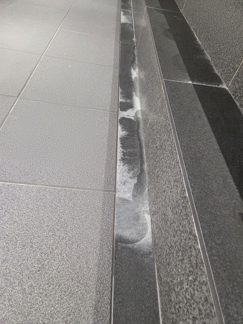물때를 제거한 목욕탕 대리석·타일·수전