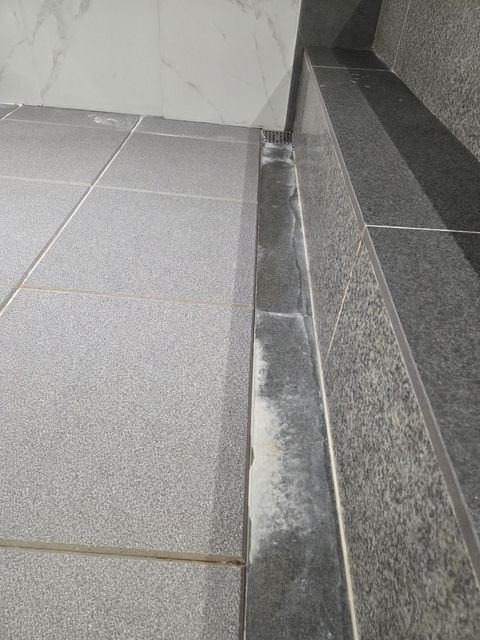 물때를 제거한 목욕탕 대리석·타일·수전