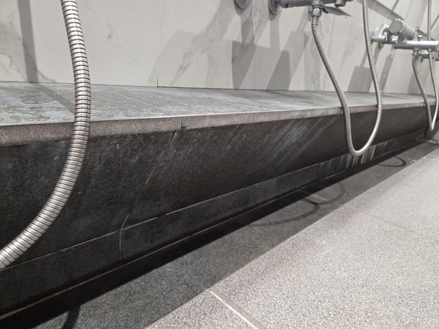 물때를 제거한 목욕탕 대리석·타일·수전