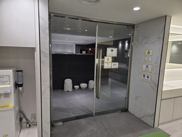 목욕탕 입구 유리문과 대리석 벽