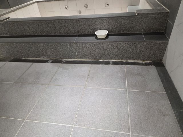 물때를 제거한 목욕탕 대리석·타일·수전