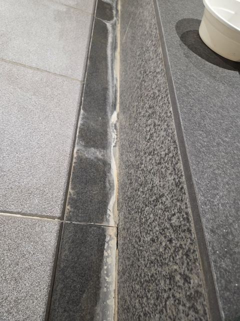 물때를 제거한 목욕탕 대리석·타일·수전