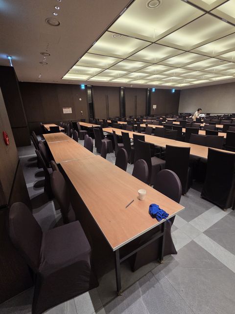 강당의 긴 테이블과 의자 커버 정리 현장