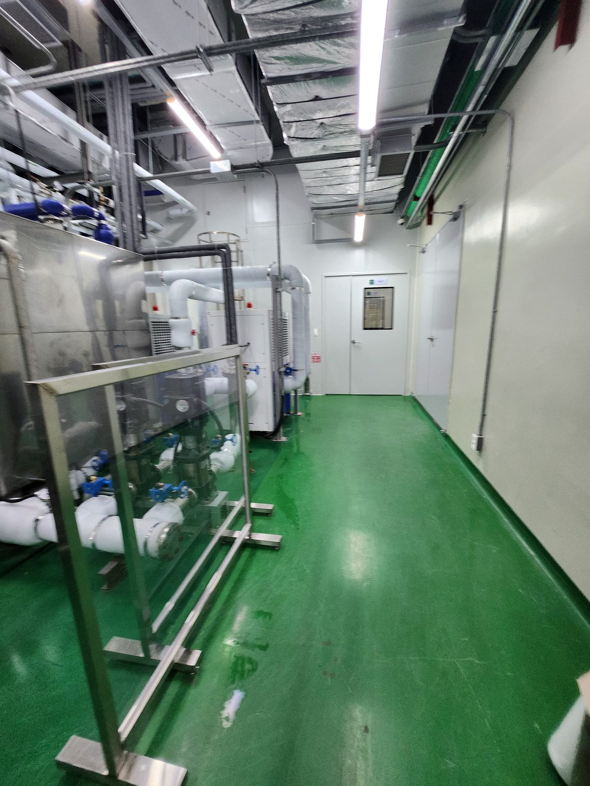세척을 마친 공장 생산동 바닥과 설비 주변