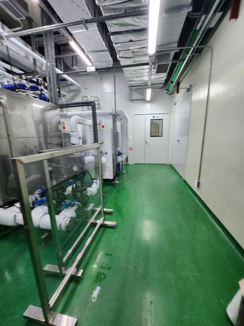 청소를 마친 생산동 바닥과 설비 주변