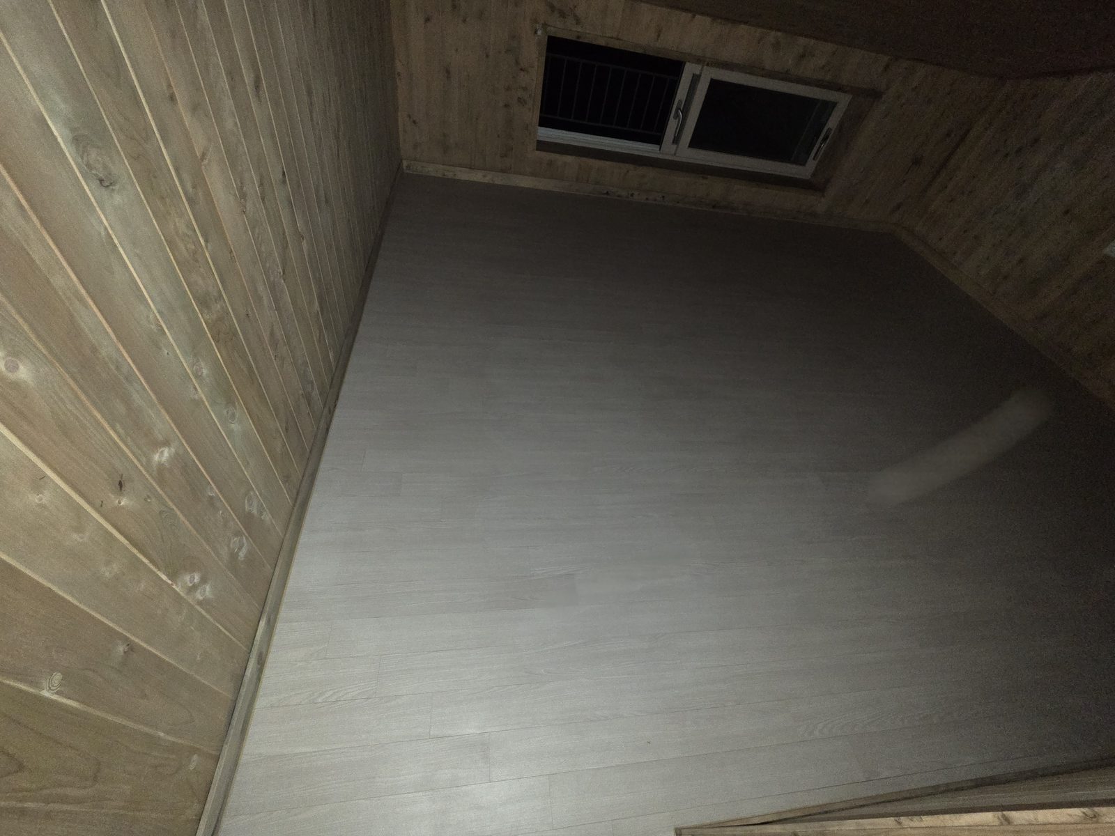 그을음이 내려앉은 바닥을 세척 도구로 닦아내는 화재청소 작업 모습