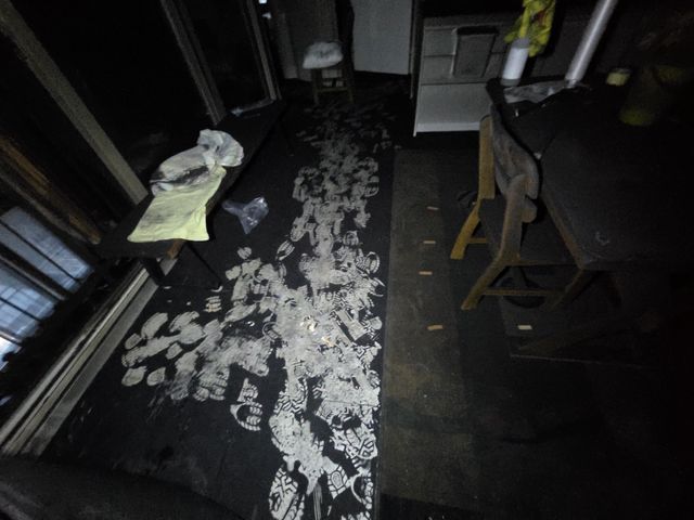 화재 직후 바닥과 집기에 검댕이 두껍게 내려앉은 실내